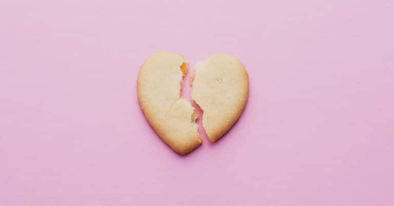 Image of a heart-shaped cookie that crumbles - Privacy Group NOYB challenges businesses’ unlawful cookie banners
